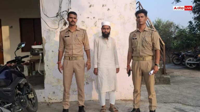 بجنور میں گرفتار مؤذن پولیس اہلکاروں کے ہمراہ