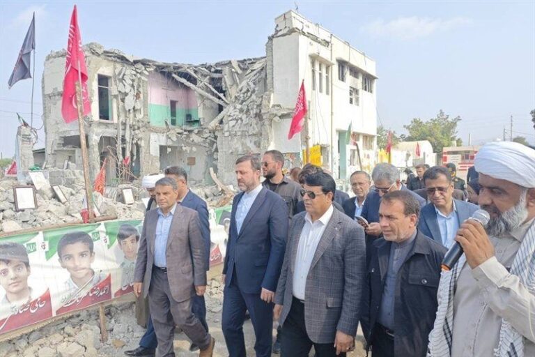 میناب کے تباہ شدہ شجرہ طیبہ اسکول میں ایرانی نائب وزیر خارجہ کاظم غریب آبادی