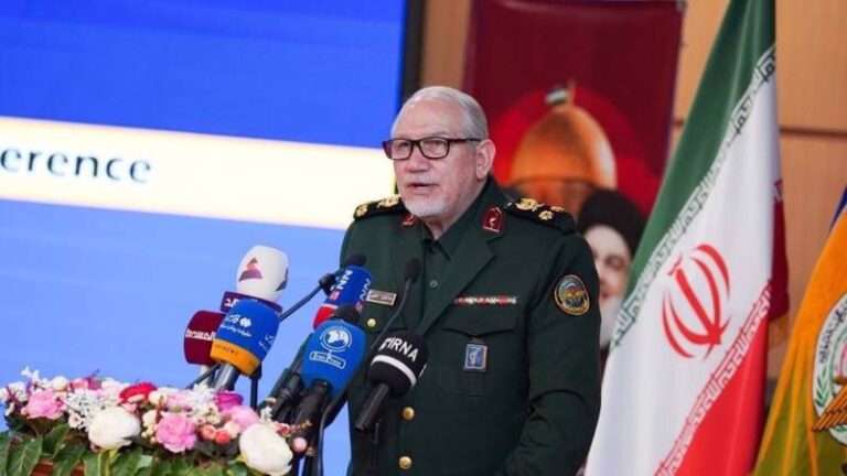 رہبر انقلاب کے فوجی مشیر میجر جنرل یحییٰ رحیم صفوی خطاب کرتے ہوئے