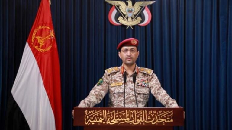 یمنی مسلح افواج کے ترجمان بریگیڈیئر جنرل یحییٰ سریع بیان پڑھتے ہوئے