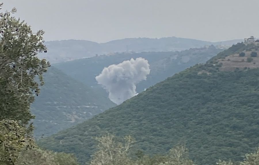 جنوبی لبنان کی وادی میں اسرائیلی فضائی حملے کے بعد اٹھتا دھواں