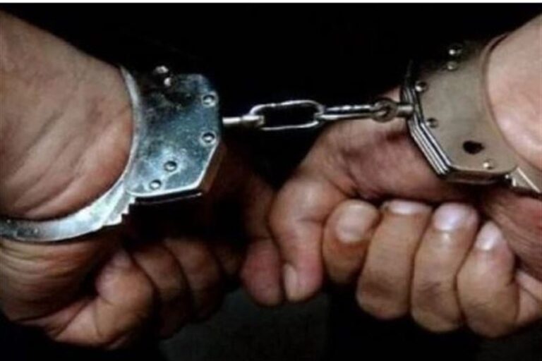 ہتھکڑی لگے ہاتھ، دہشت گرد ٹیم کی گرفتاری