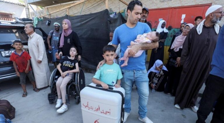 غزہ میں علاج کے لیے بیرون ملک منتقلی کے منتظر فلسطینی خاندان اور بچے