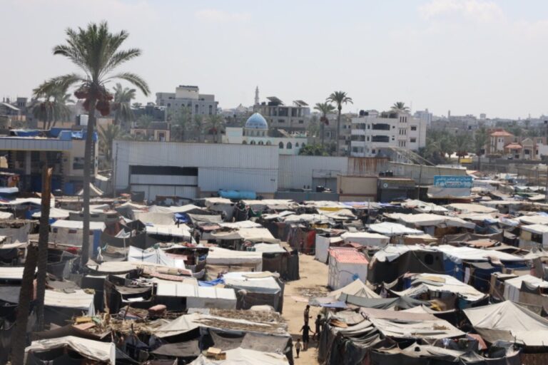 غزہ میں بے گھر فلسطینیوں کے خیموں کی بستی