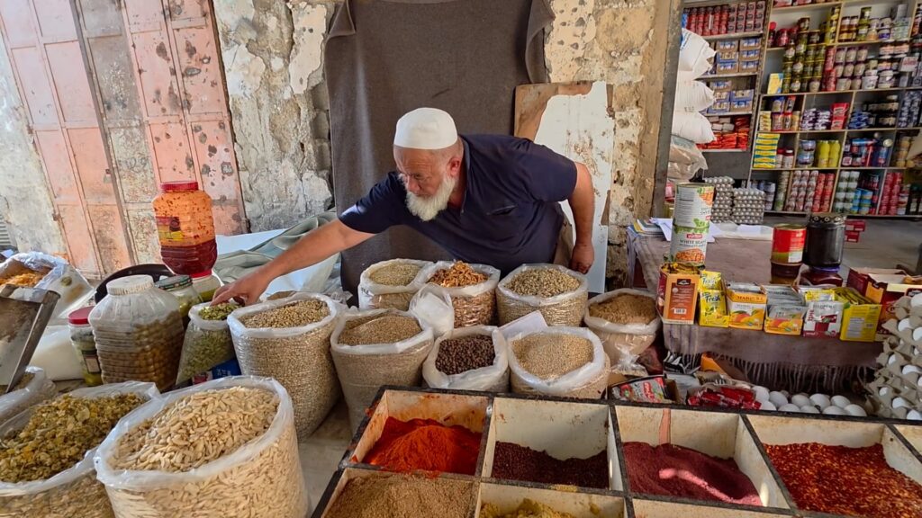 خان یونس کے تاریخی غلہ بازار میں ایک فلسطینی دکاندار