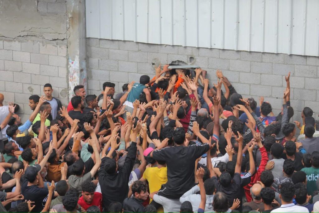 غزہ میں روٹی کے حصول کے لیے جمع فلسطینی شہری