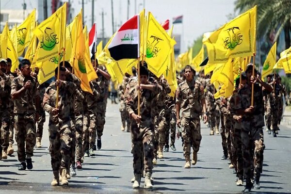 عراقی اسلامی مزاحمت کے جنگجو پریڈ کرتے ہوئے