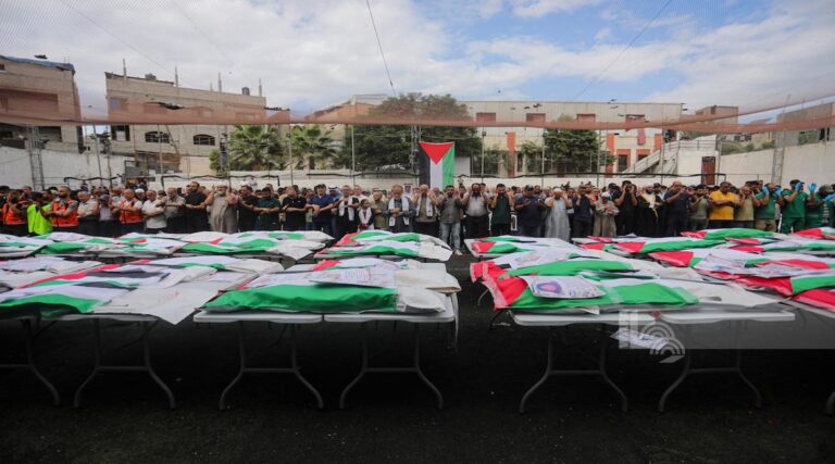 غزہ شہر میں ملبے سے نکالے گئے فلسطینیوں کی نماز جنازہ