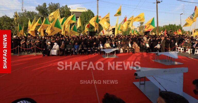 عراق میں مزاحمتی تنظیموں کے پرچم اٹھائے شرکا